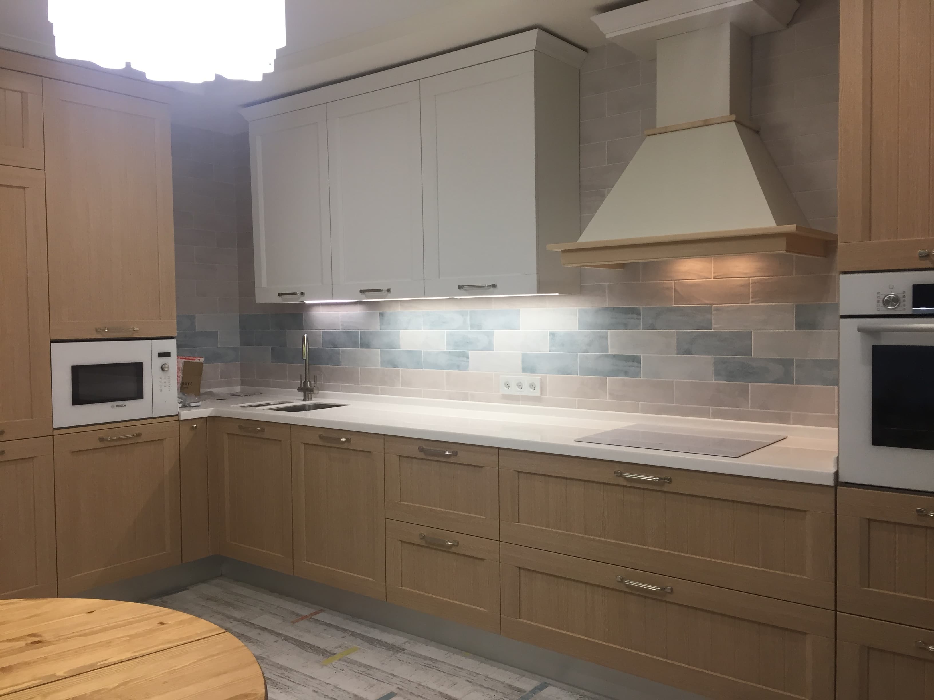 Классическая кухня с островом — фото 1: Кухня по проекту Mr.Doors