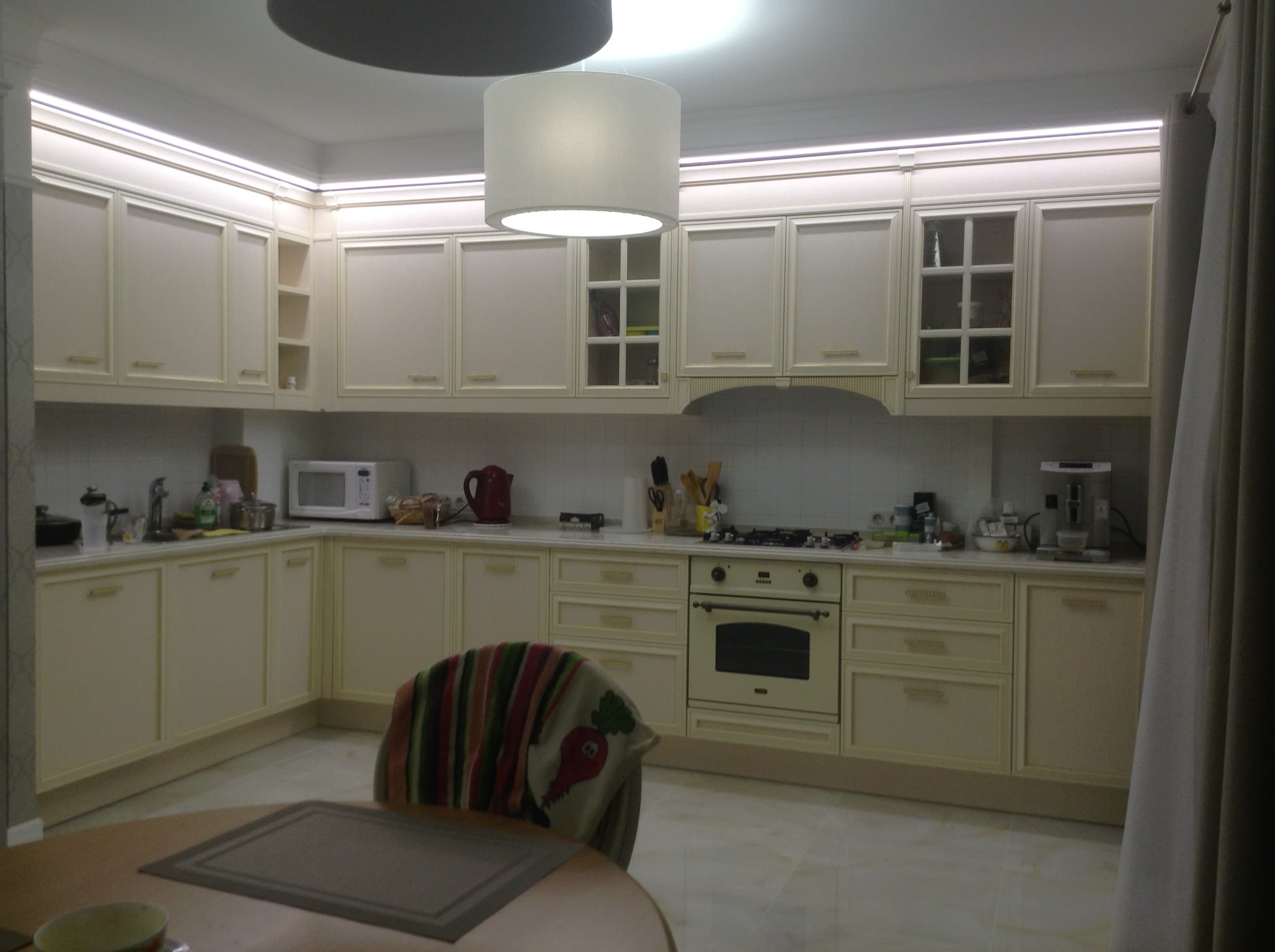 Светлая кухня с декоративной подсветкой — фото 1: Кухня по проекту Mr.Doors