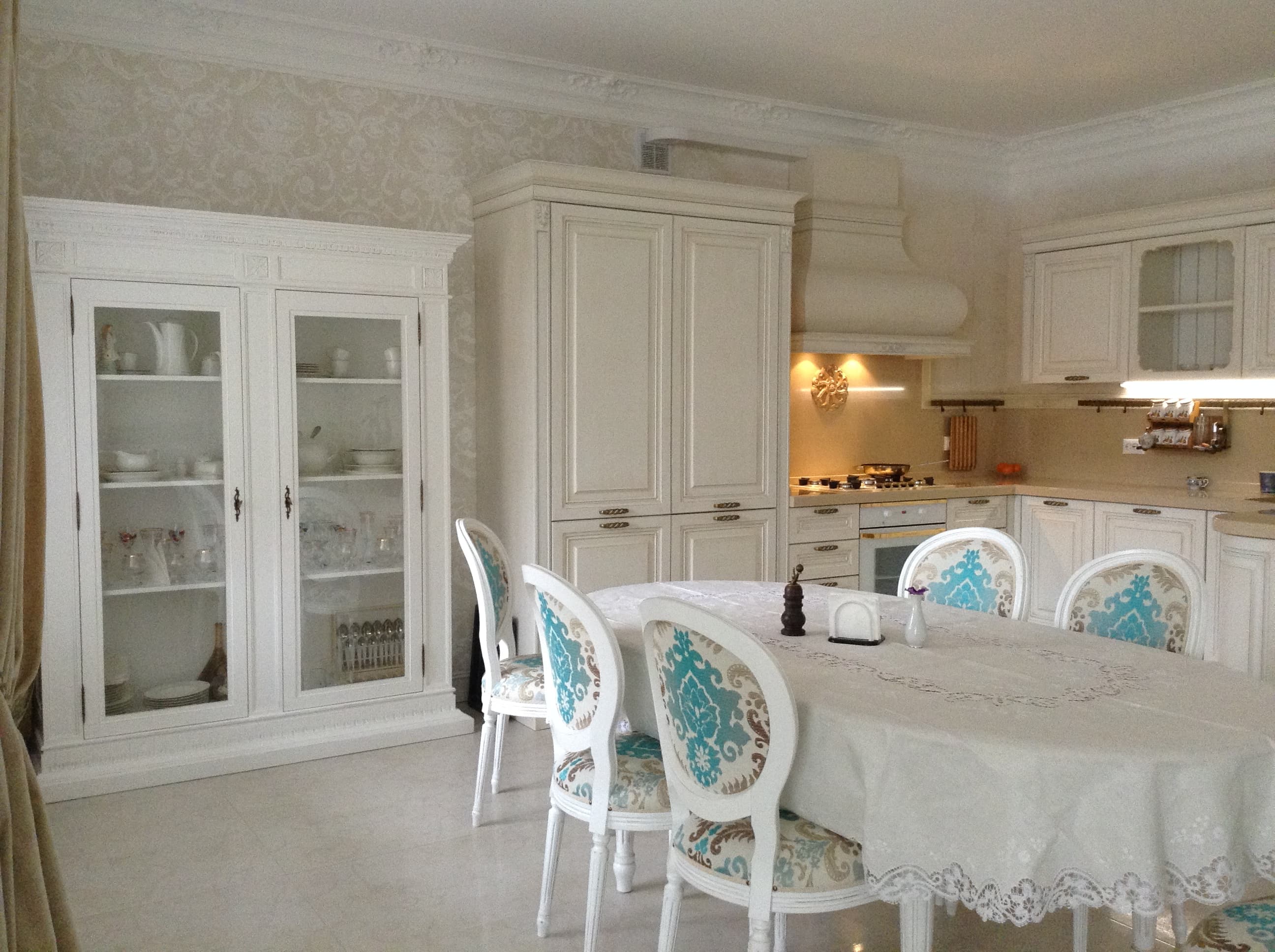 Белая классическая кухня с витринами — фото 2: Кухня по проекту Mr.Doors