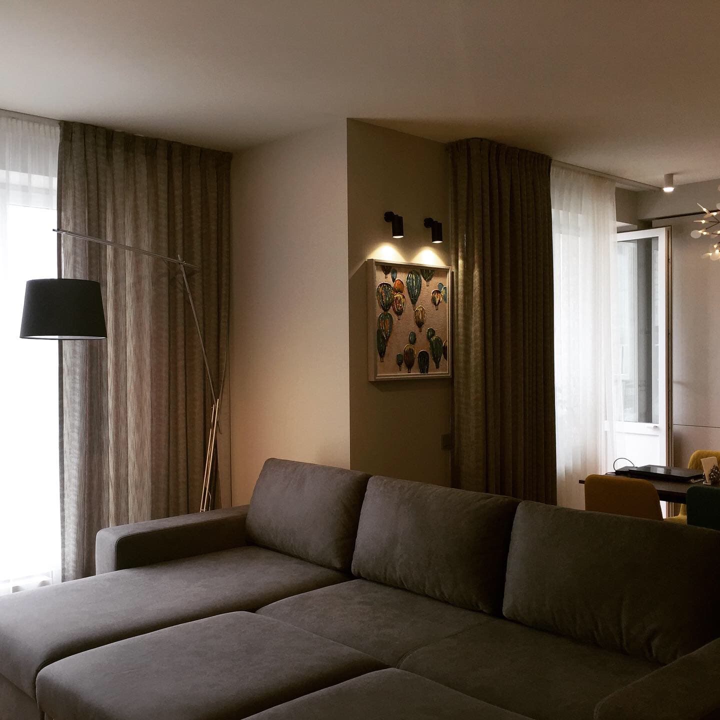 Кухня-гостиная с контрастными фасадами — фото 10: Кухня-гостиная по проекту Mr.Doors